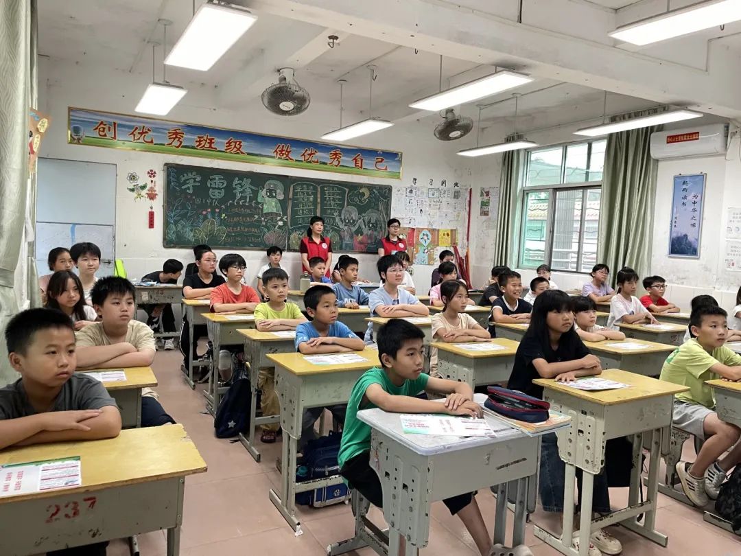 学生听讲.jpg